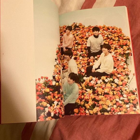BTS LOVW YOURSELF BOOK - Picture 6 of 6